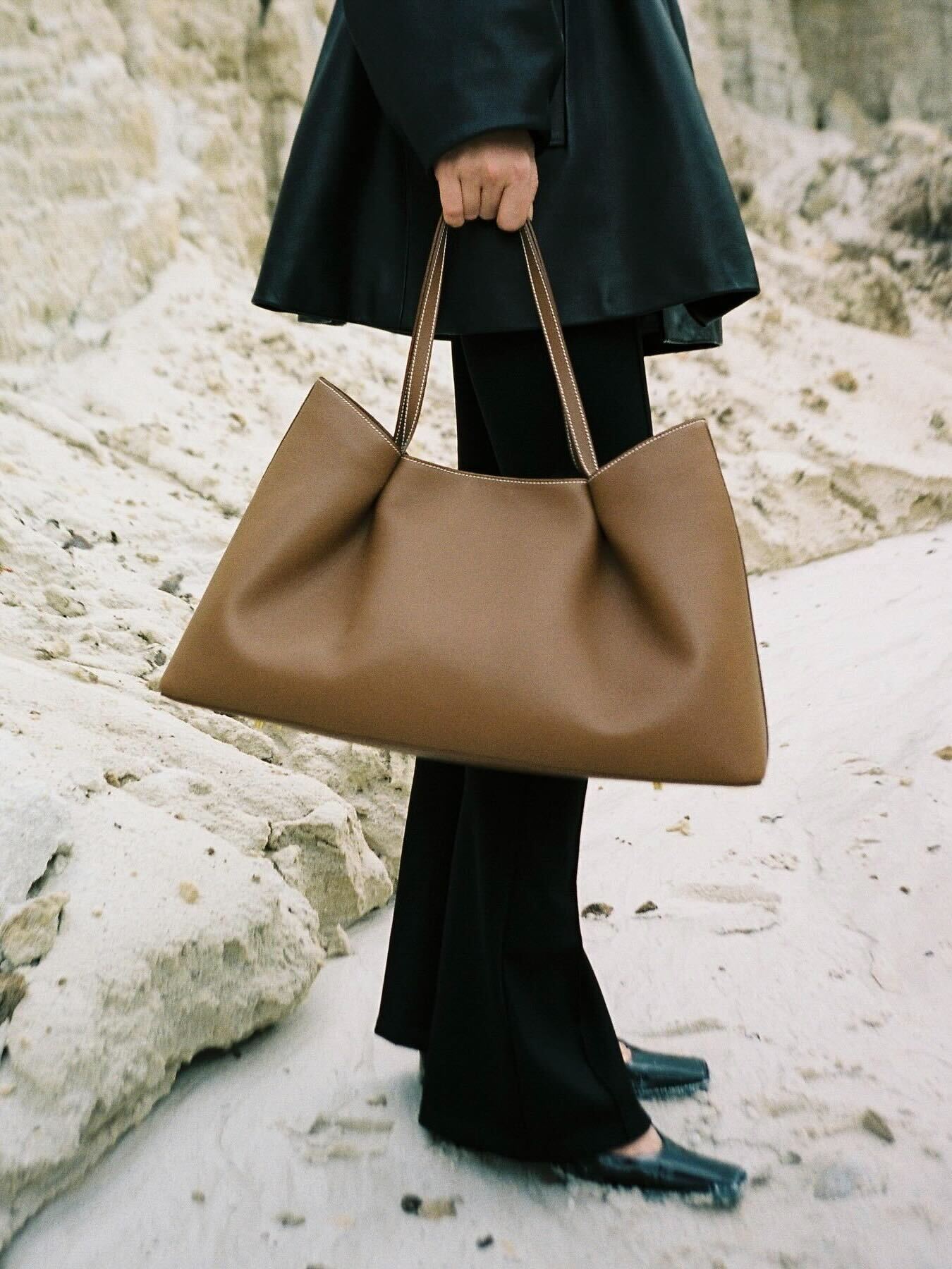 ☆本日限定価格 美品 Elleme Dimple Leather Black Dimple Leather Black - Designer Leather Handbag - Elleme