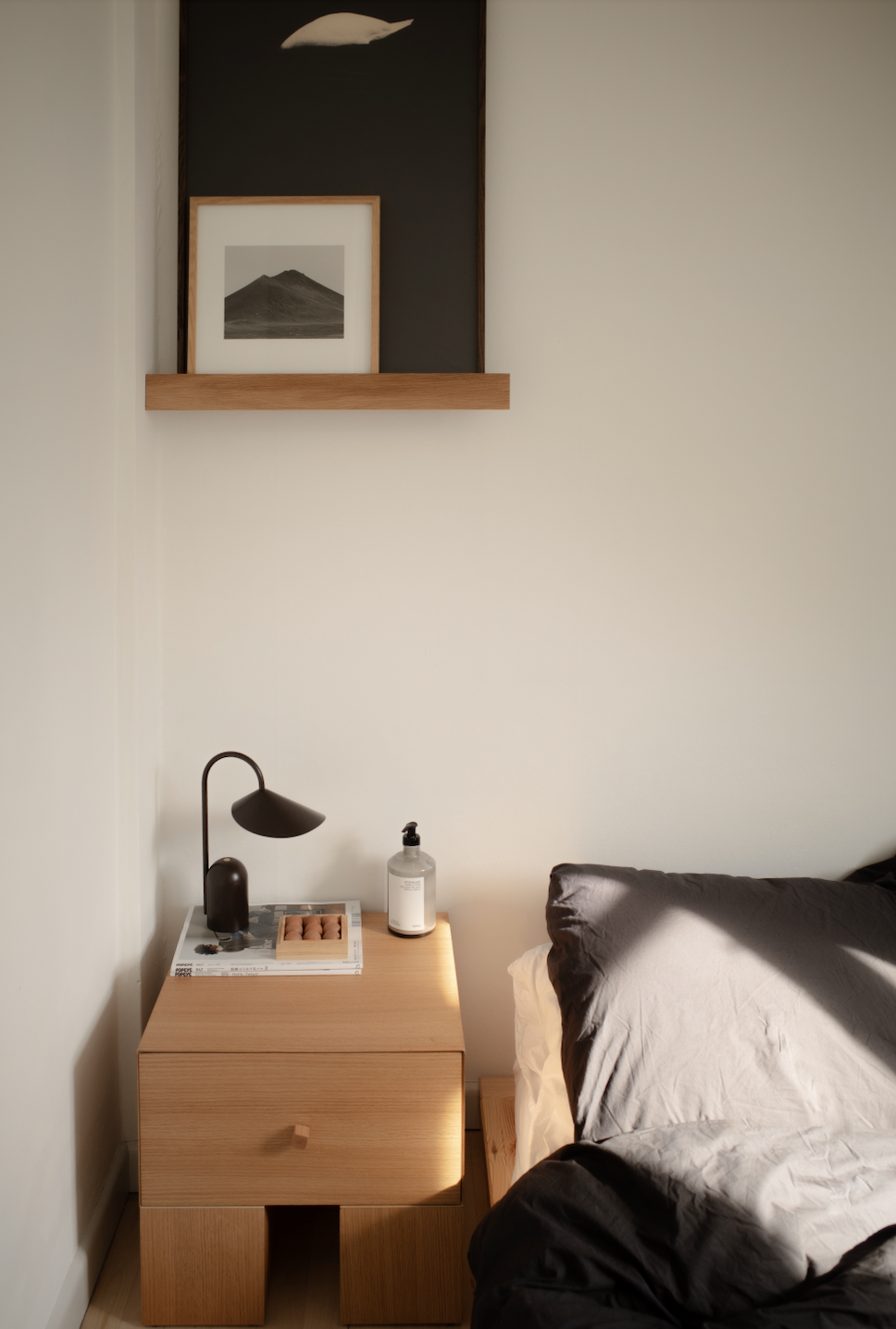 Photographies and gallery shelf.