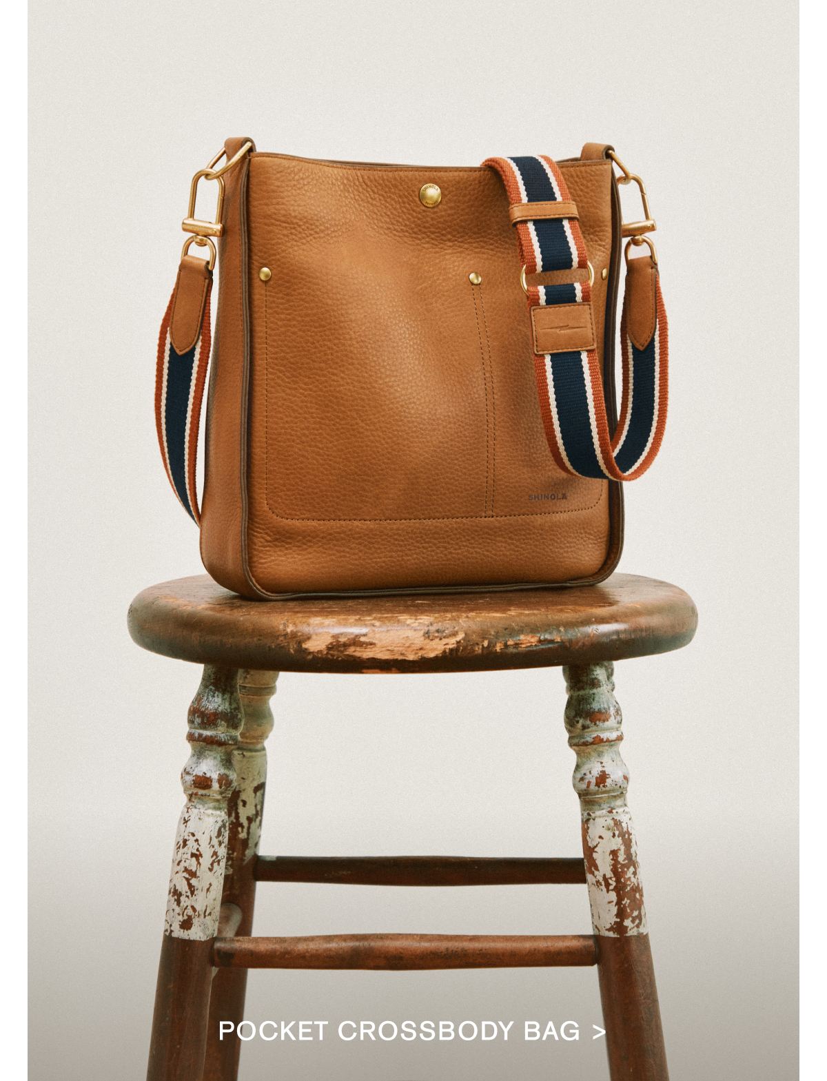 POCKET CROSSBODY BAG >