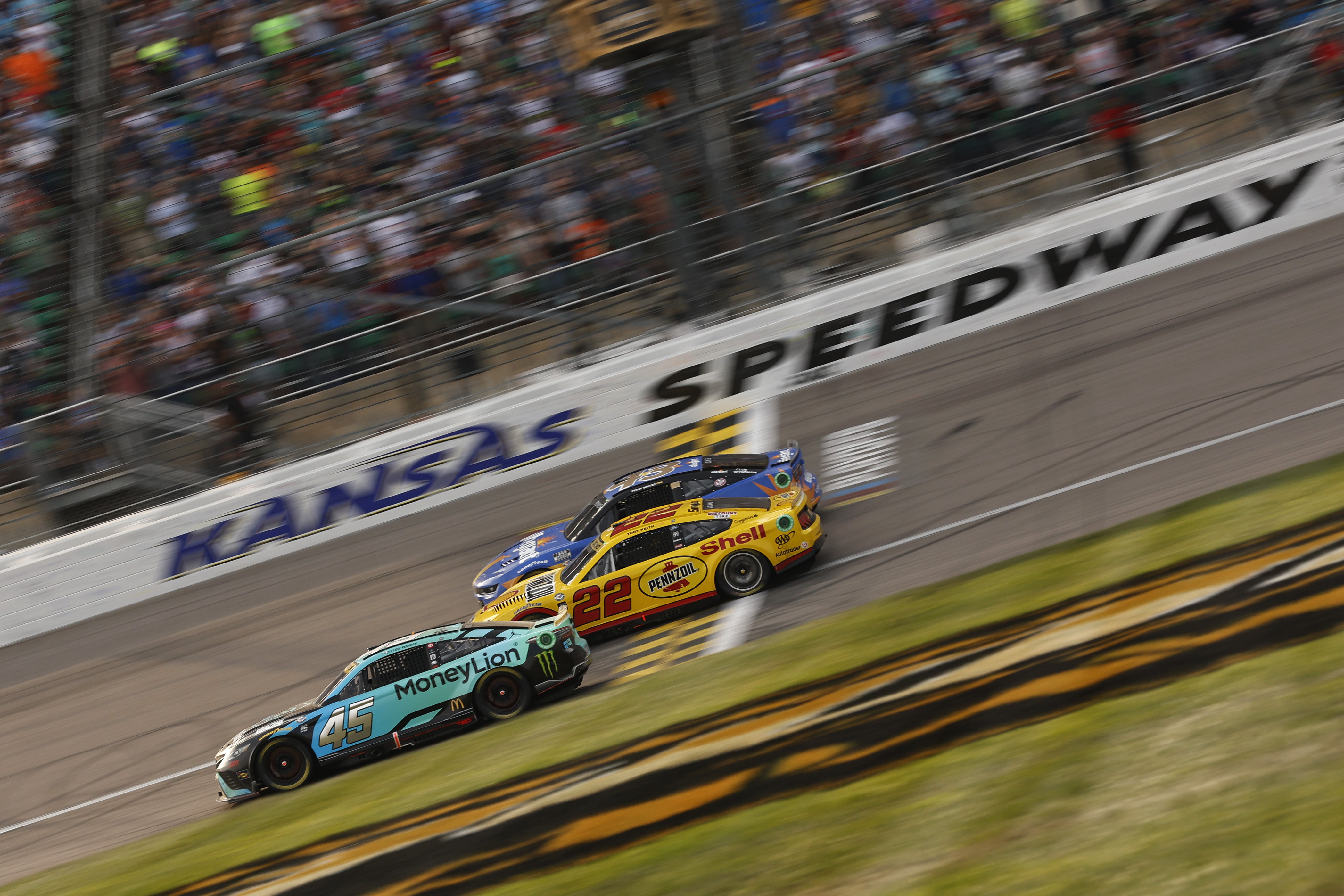 Tyler Reddick, 23XI Racing Toyota, Joey Logano, Team Penske Ford, Erik Jones, Legacy Motor Club Chevrolet