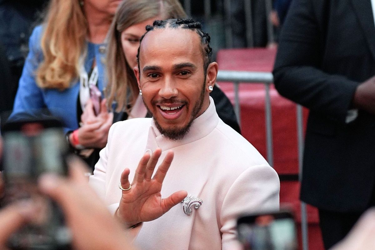 Lewis Hamilton waving to fans
