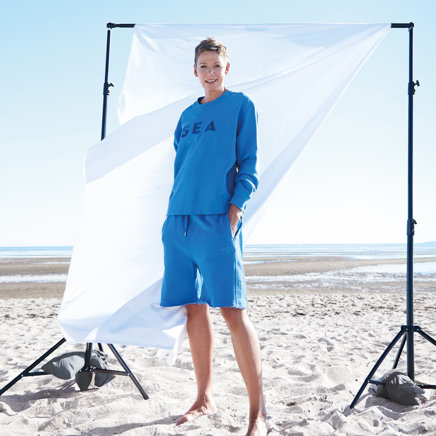 Sky-Blue-Sweatshirt und Sweat Bermuda-Shorts im Set am Strand