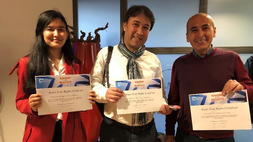 Tres participantes del curso Know your rights muestran sus diplomas