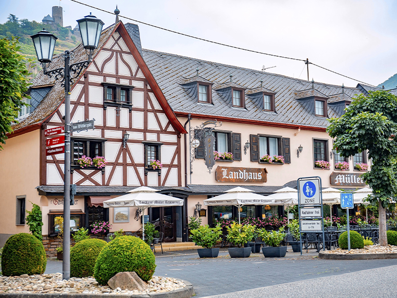 Landhaus Müller i Alken med Burg Thurant i baggrunden