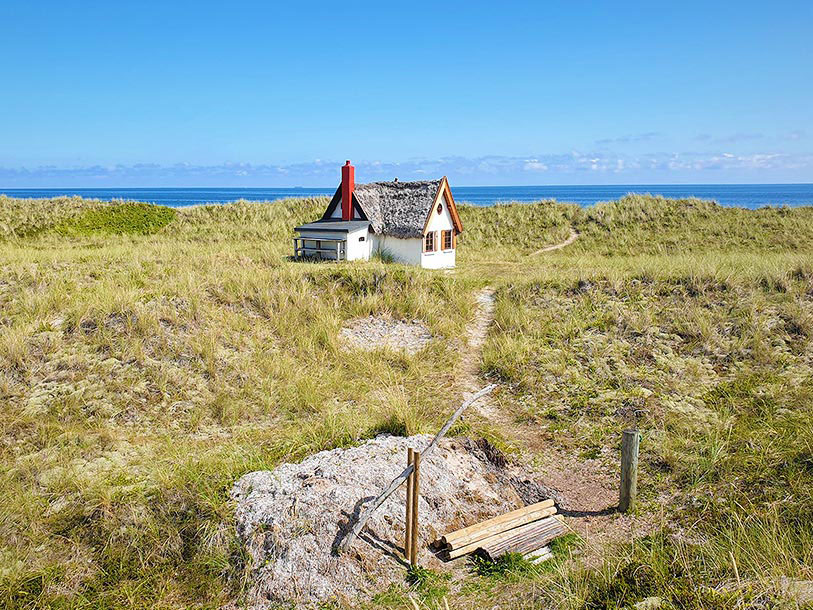 Ø-ro mellem lyng, marehalm og hav