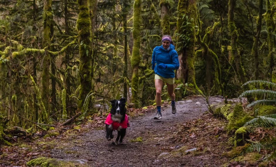 Krissy and PD run together on a wet trail.