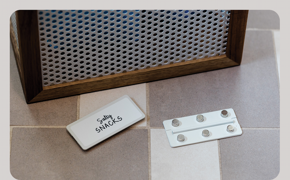 Magnetic label holders with labels