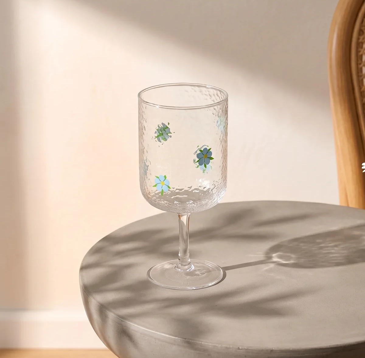 Wine glass with blue embossed flowers - 350 ml