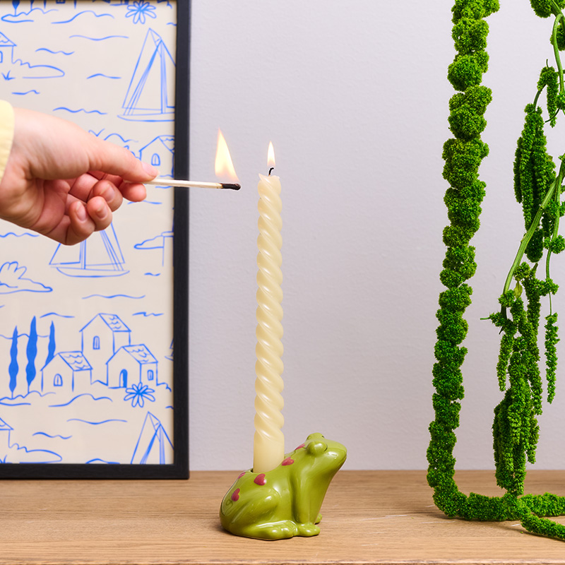 Green frog candleholder with hearts