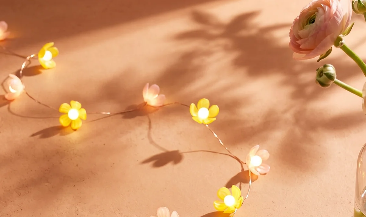 String lights - Pink and yellow flowers