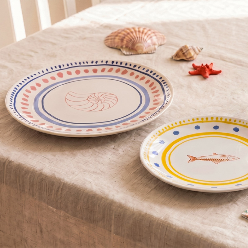 Ceramic plate with dots and seashell - 20 cm