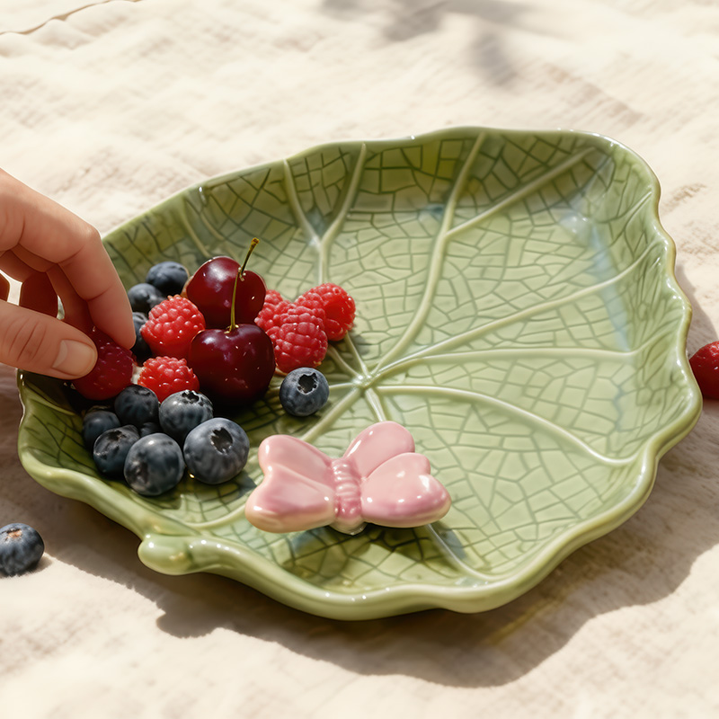 Green leaf plate with butterfly - 20 cm