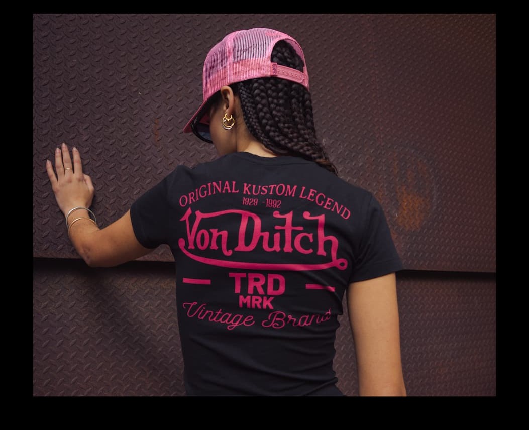 LE Y2K, MODE D'EMPLOI Un imprimé, une pièce forte, une attitude : le Y2K s'intègre par petites touches, sans jamais tout miser sur un seul look Un accessoire signature — Casquette brodée ou sac à patchs : une pièce forte suffit pour ancrer le total look dans l'époque, sans le surcharger. Un contraste de coupes — Basse et ajustée d'un côté, oversize de l'autre. Le Y2K joue sur les silhouettes qui s'opposent pour créer du mouvement. Un détail qui claque — Strass, logo apparent, broderie XXL : une touche visible et assumée, à doser selon l'occasion, jamais l'excès pour l'excès.