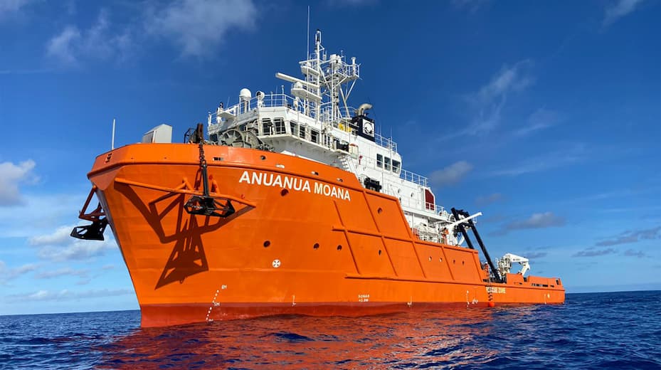 The research vessel Anuanua Moana at sea