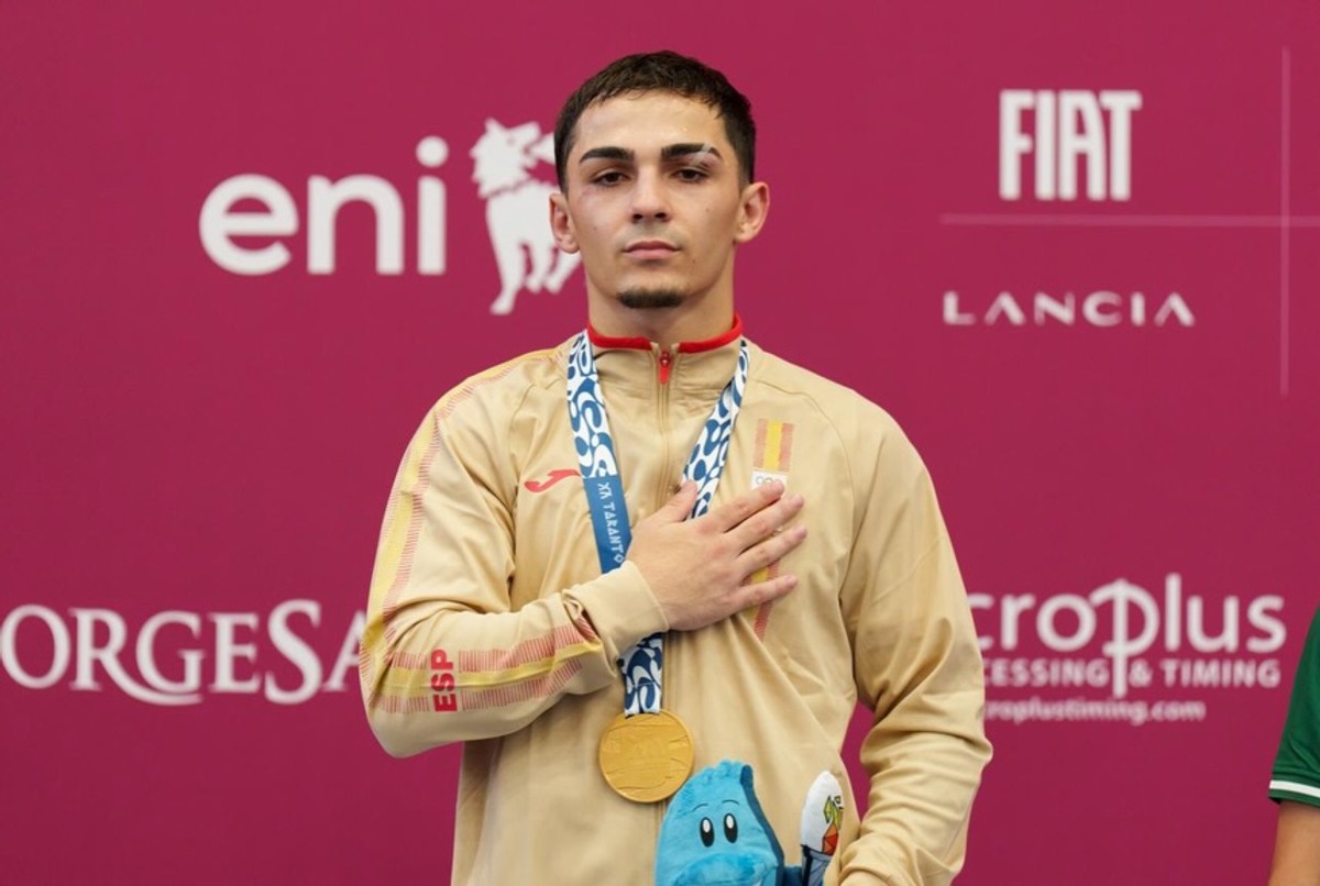 Rafa Lozano Jr, hand on heart, with the Mediterranean Games gold medal in Taranto