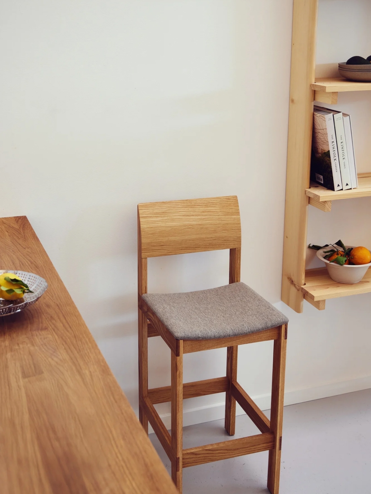 Form & Refine Sonder bar chair