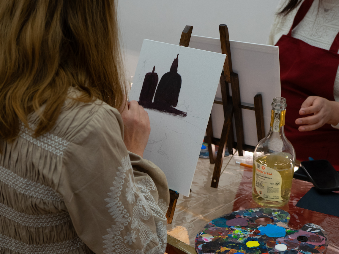 Gondolina event art shoes and wine