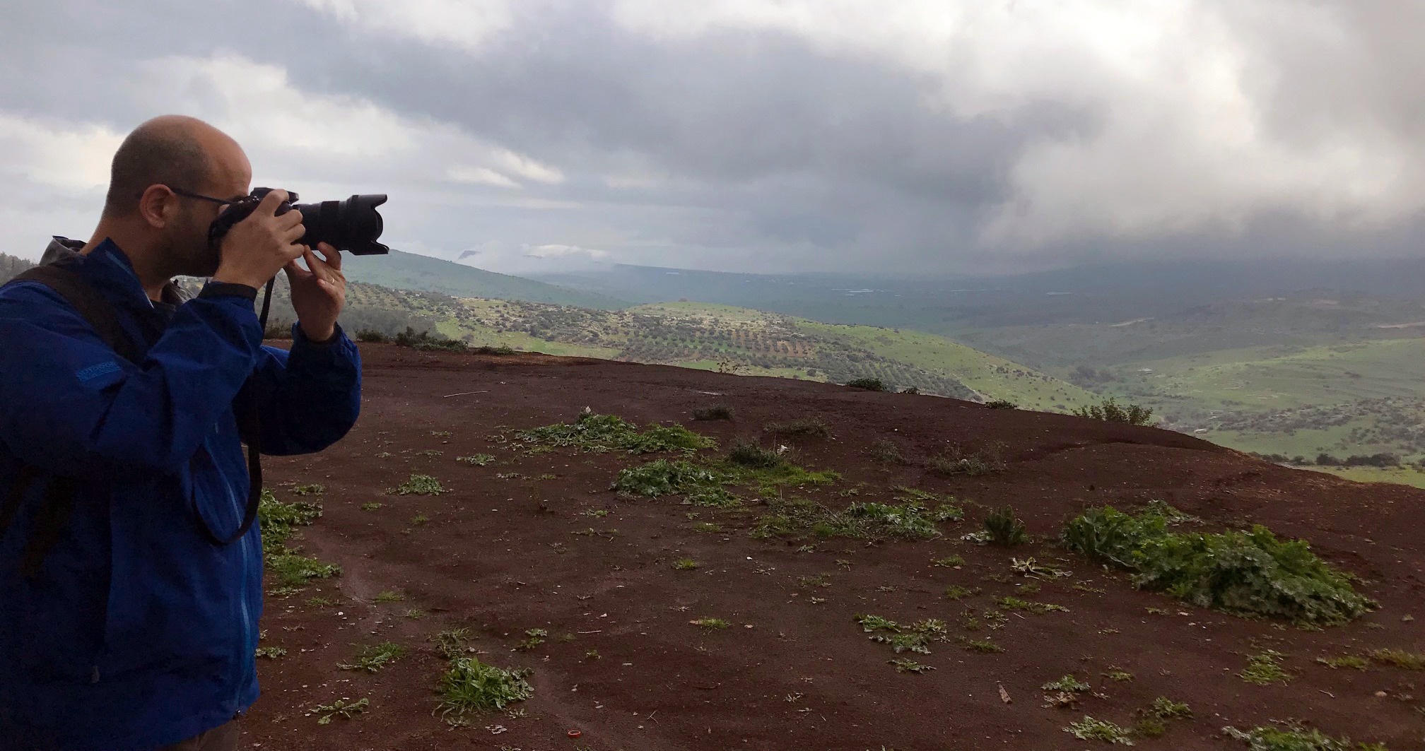 Tal Paz-Fridman photographing a landscape