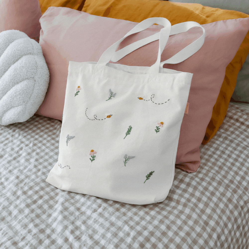 Bee on the go tote bag