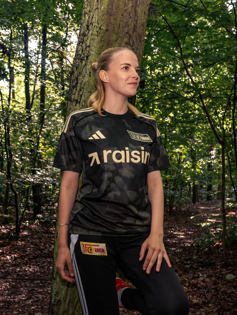 Away Frauen