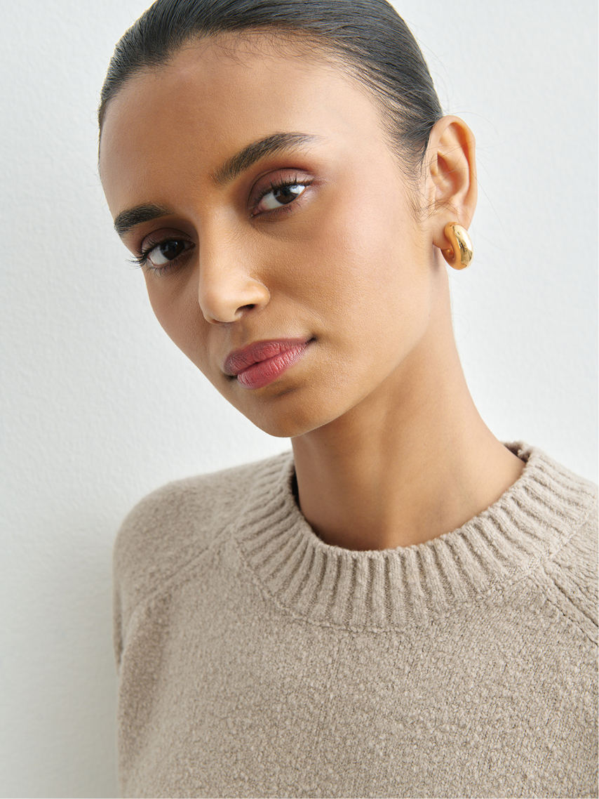 Machine washable–stays plush no matter how often you throw it in. 