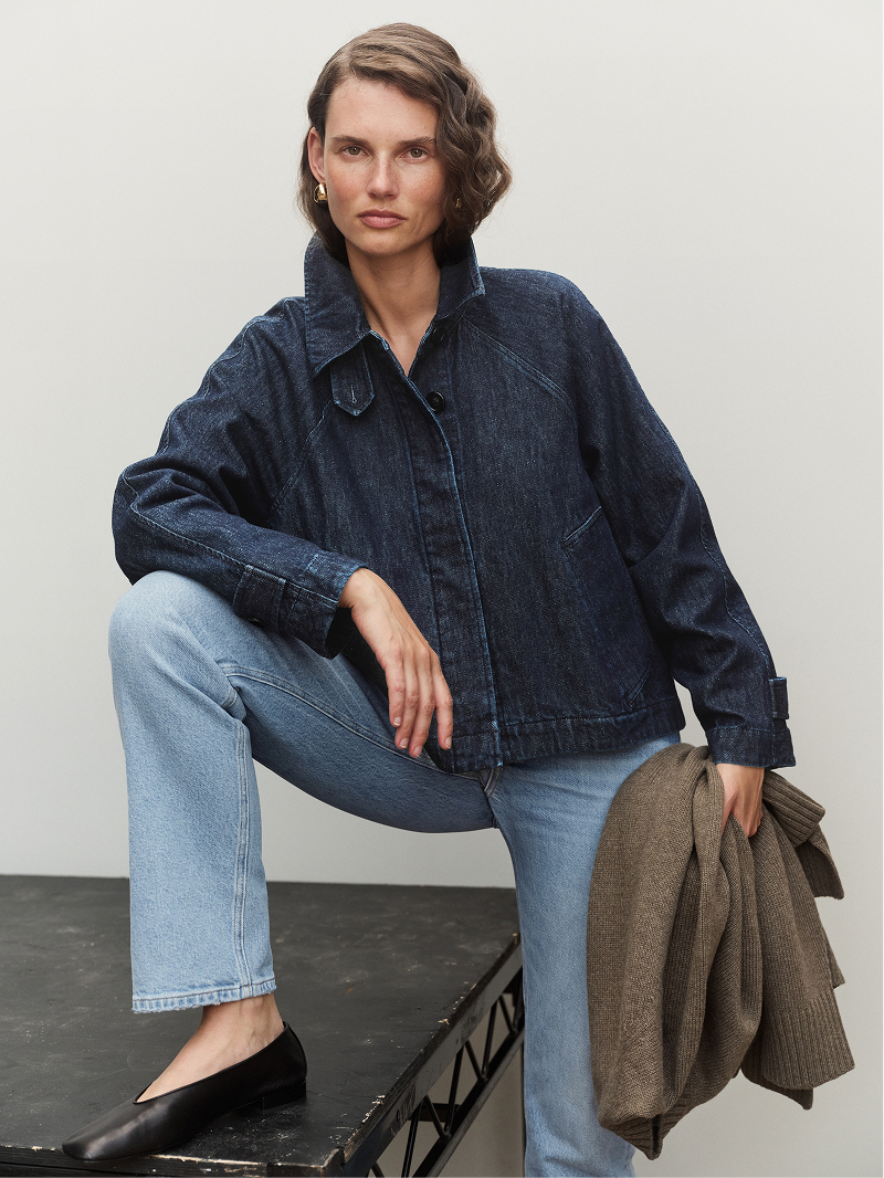 Adjustable tabs on the sleeve and a collar tab at the neck. 